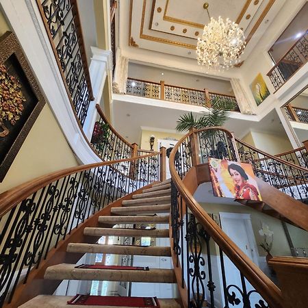 Empress Madani Palace Hotel Surrey Exterior foto